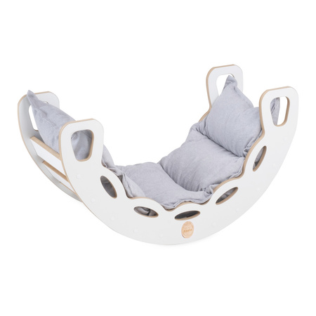 PLUSH NEST Small Rocker 4-in-1 Wippe + Kletterwand/Rutsche + Kissen Hellgrau, weiß Holzspielzeug